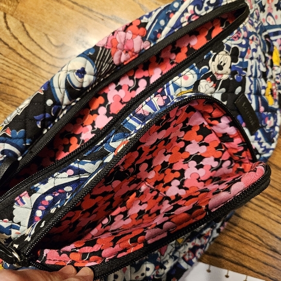 Disney Vera Bradley sling bag Mickeys celebration - Picture 5 of 9
